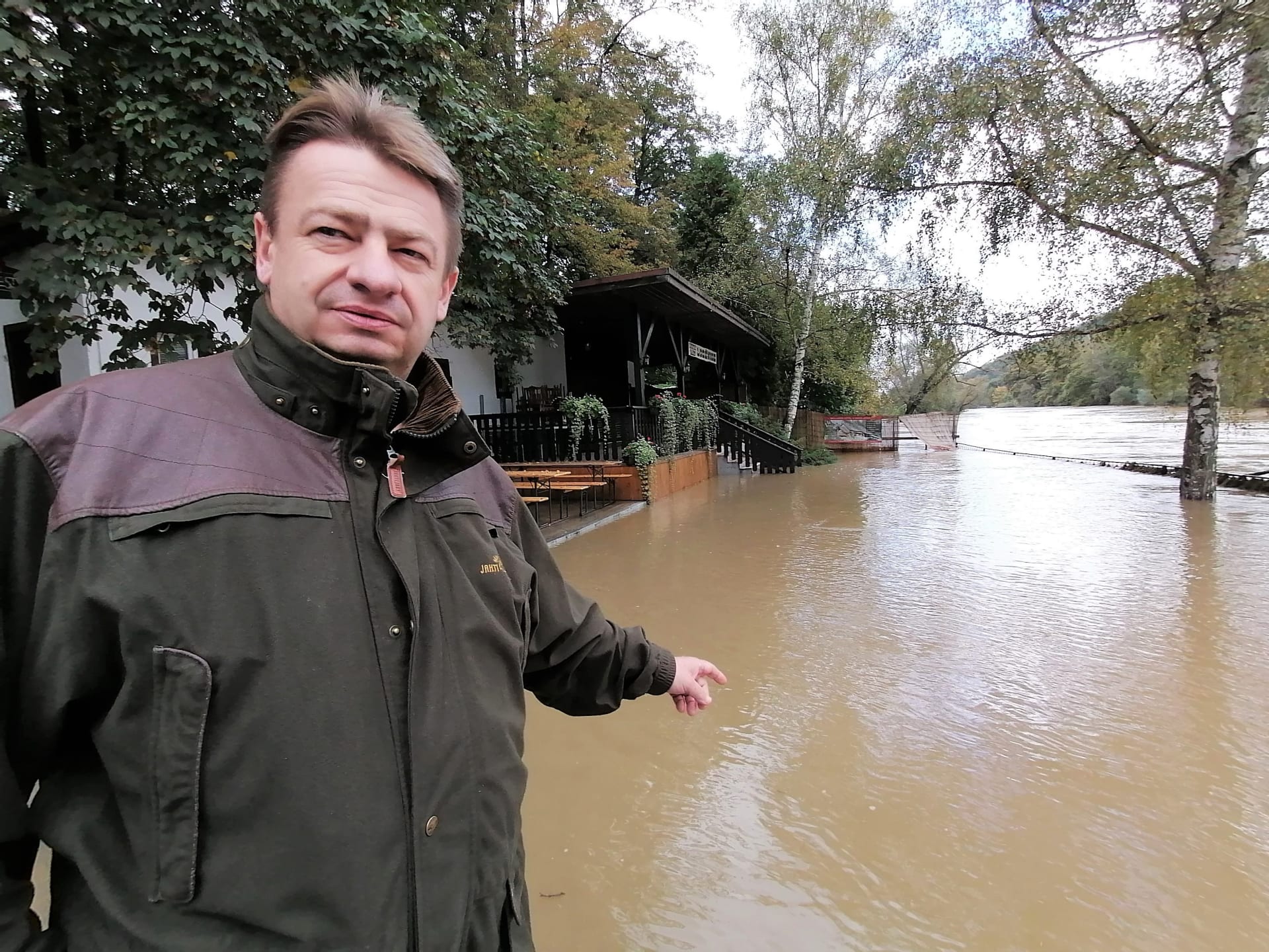Živnostník Jiří Zapletal před zatopenou hospodou Loděnice u řeky Opavy v Děhylově