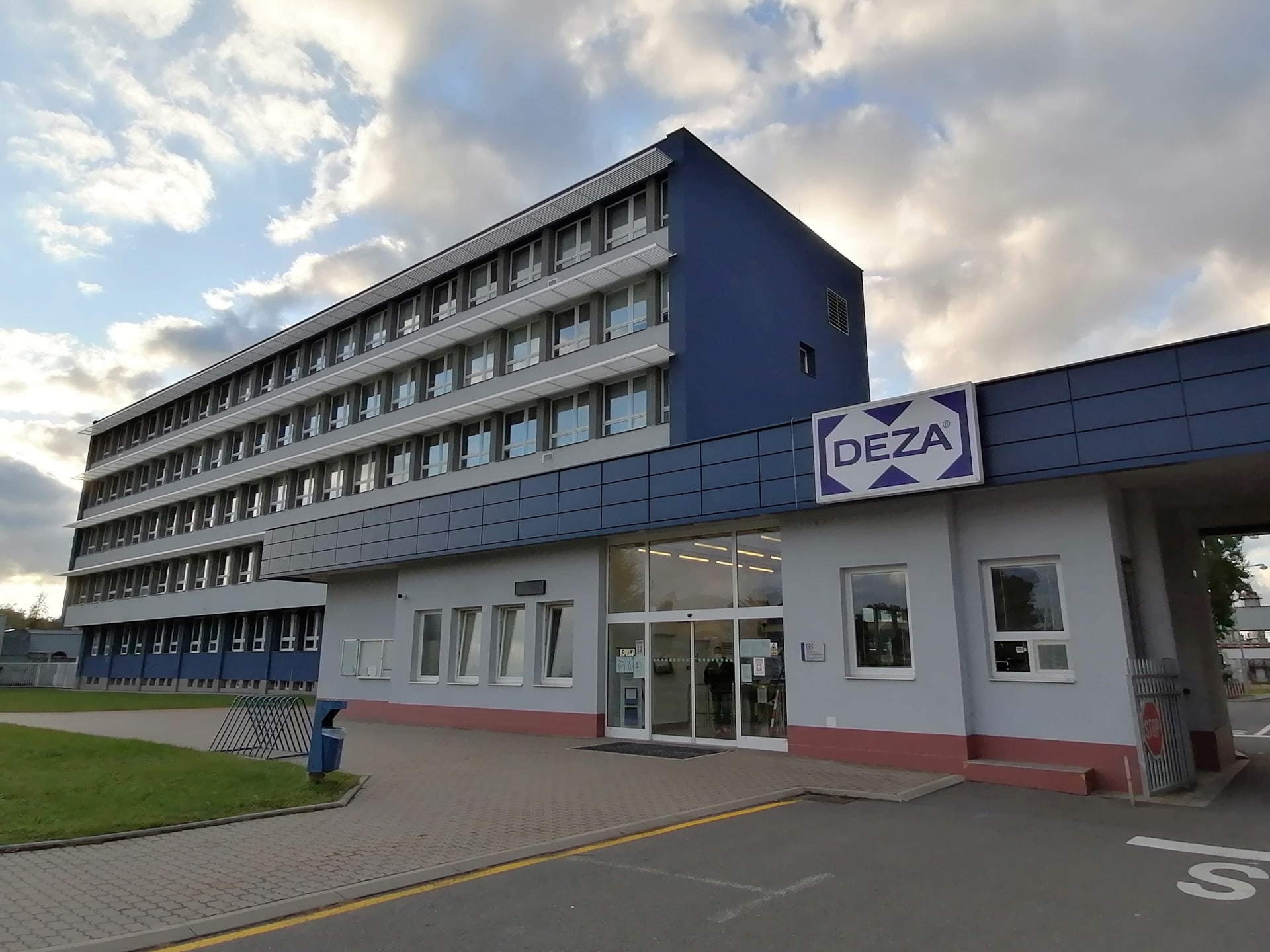 Chemická továrna Deza ve Valašském Meziříčí, hlavní vchod