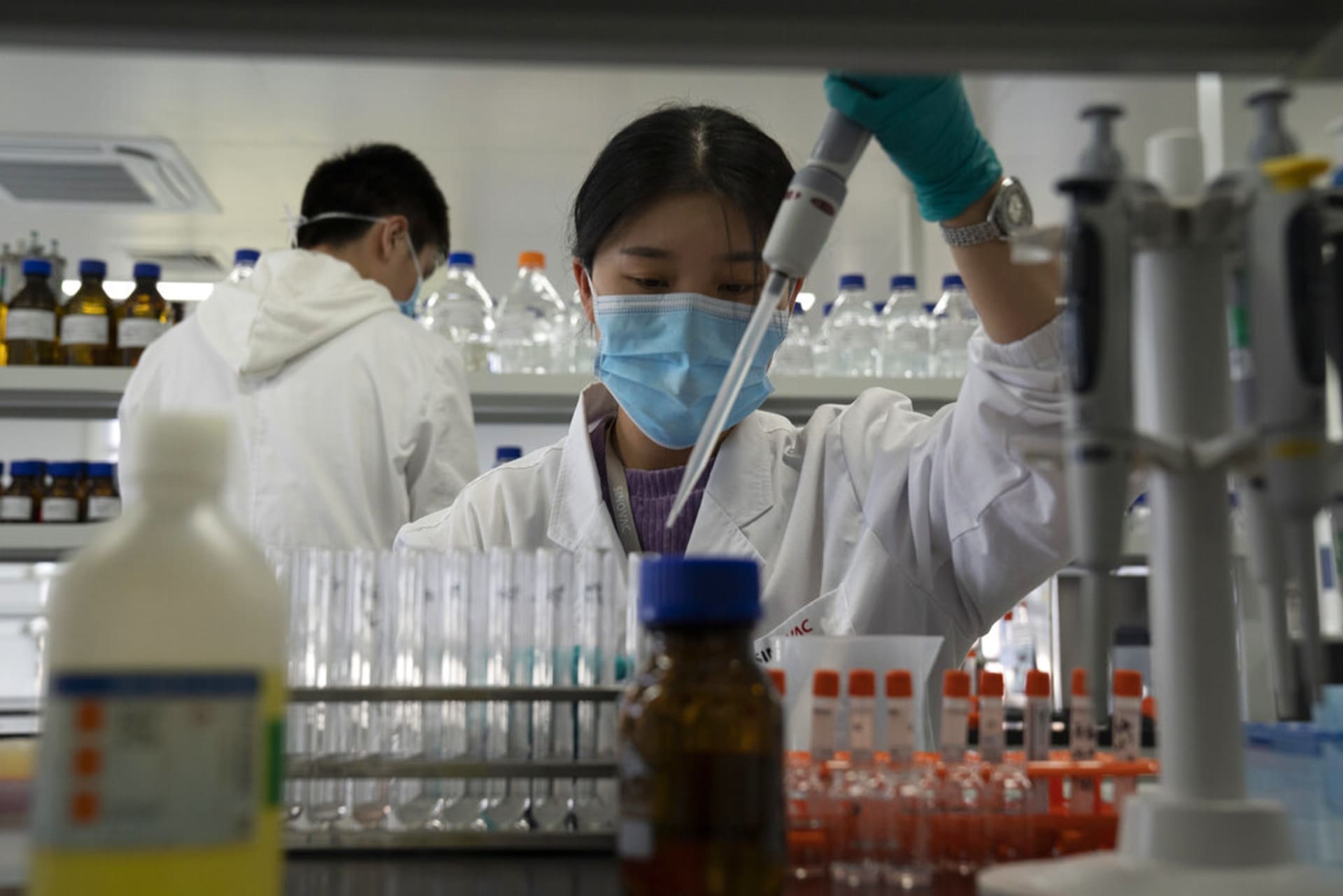 Koronavirus mohl uniknout z čínské laboratoře, připouští tajná zpráva z USA. 