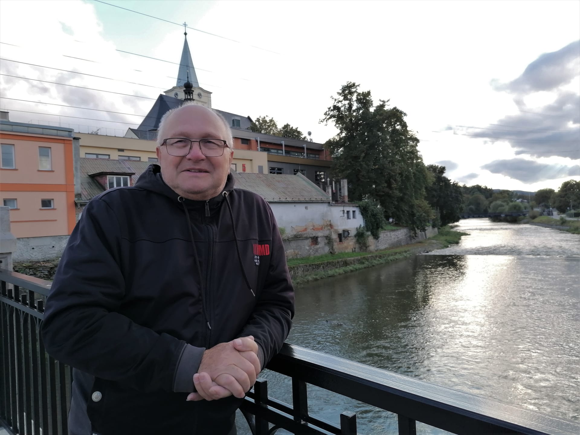 Antonín Řehák na mostě přes Bečvu ve Valašském Meziříčí