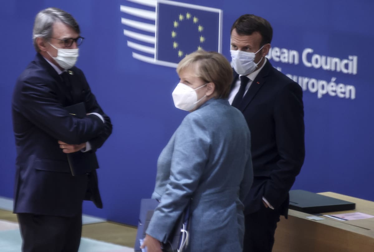 Francouzský prezident Emmanuel Macron hovoří s předsedou Evropského parlamentu Davidem Sassolim (vlevo) a německou kancléřkou Angelou Merkelovou během jednání u kulatého stolu na summitu EU v budově Evropské rady v Bruselu ve čtvrtek 15. října 2020.