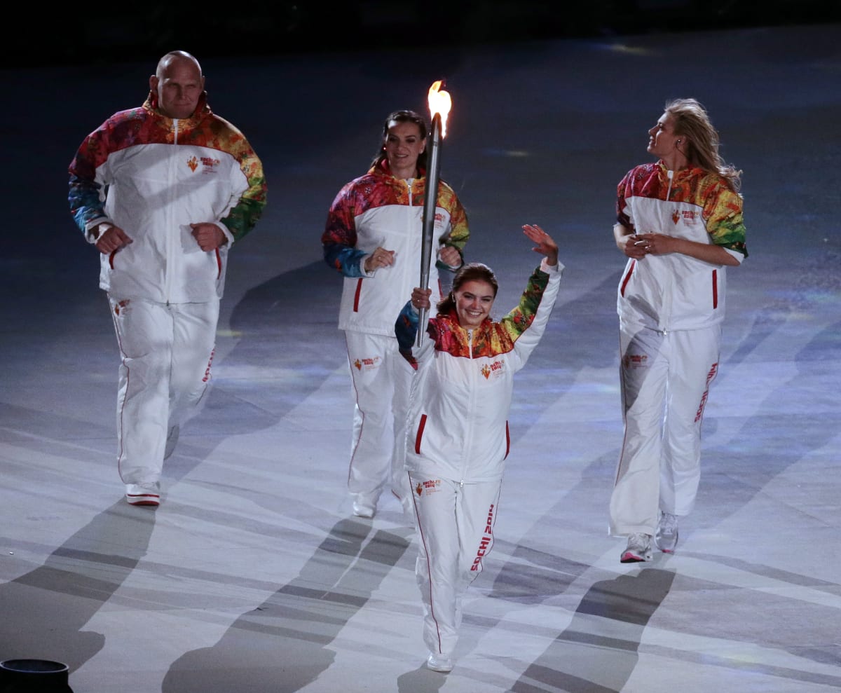 Kabajevová nesla pochodeň s olympijským ohněm v Soči.