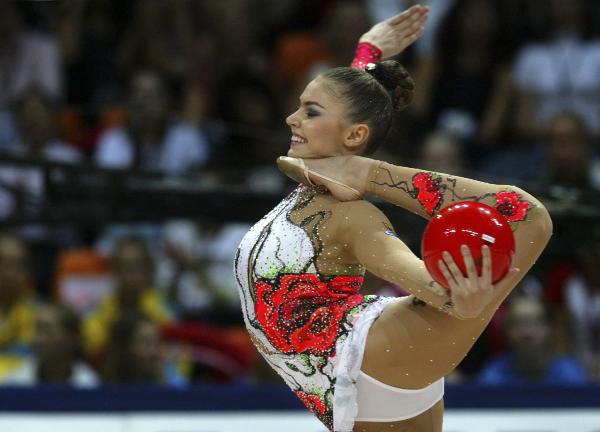 Kabajevová je olympijskou vítězkou v moderní gymnastice.