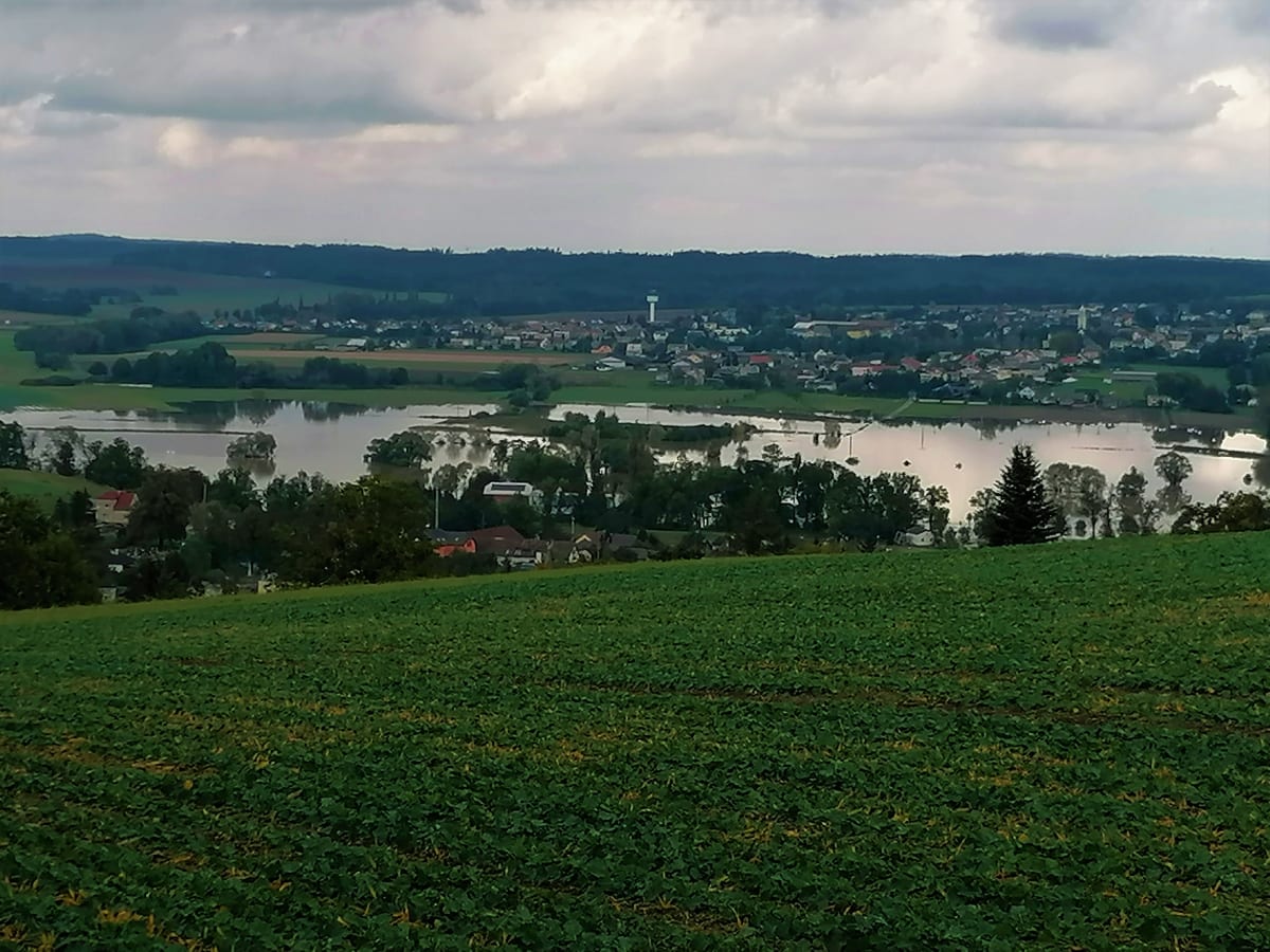 Rozvodněná řeka Opava mezi někdejším Rakouskem-Uherskem a Německým císařstvím