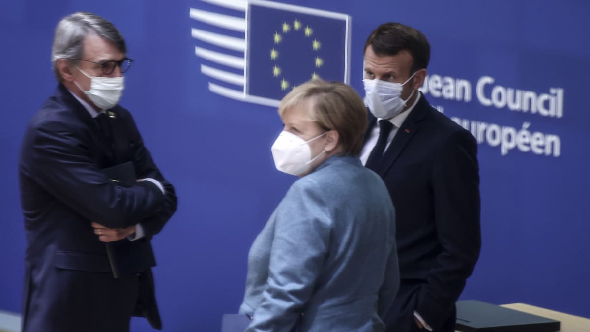 Německá kancléřka Angela Merkelová (uprostřed) a francouzský prezident Emmanuel Macron (vpravo)