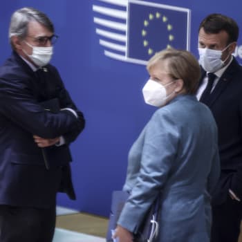 Francouzský prezident Emmanuel Macron hovoří s předsedou Evropského parlamentu Davidem Sassolim (vlevo) a německou kancléřkou Angelou Merkelovou během jednání u kulatého stolu na summitu EU v budově Evropské rady v Bruselu ve čtvrtek 15. října 2020.