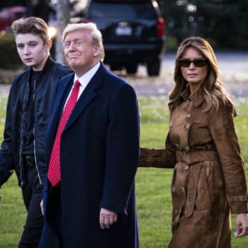 Barron Trump, Donald Trump a Melania Trumpová (zleva)