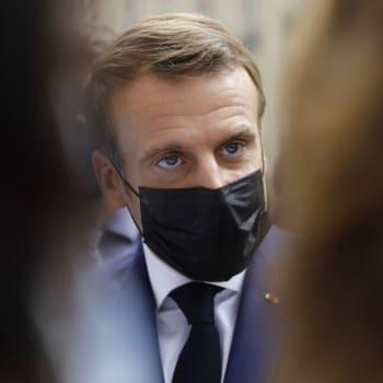 Francouzský prezident Emmanuel Macron čelí hrozbě občanské války. 