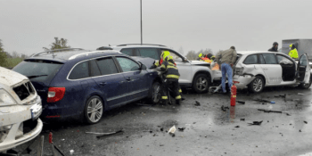 Na výjezdu z Prahy se srazilo pět aut. Jednu řidičku museli vyprostit hasiči