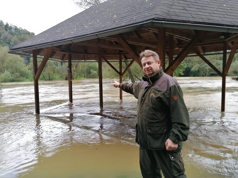 Živnostník Jiří Zapletal před zatopenou terasou hospody Loděnice u řeky Opavy v Děhylově 
