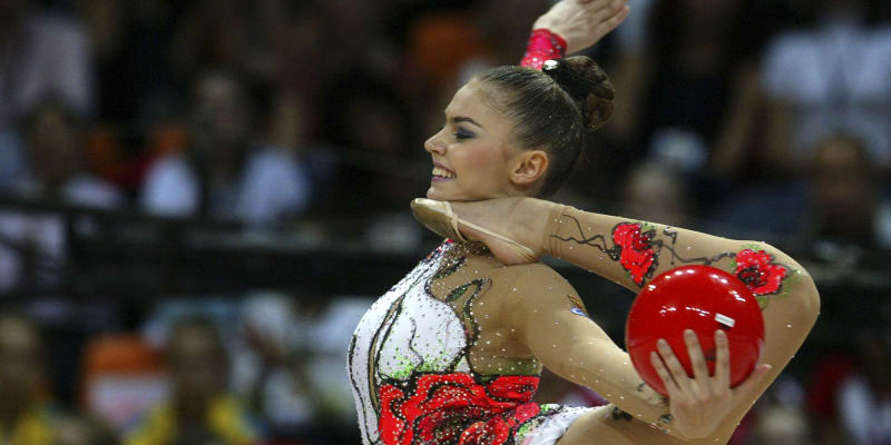 Kabajevová je olympijskou vítězkou v moderní gymnastice.