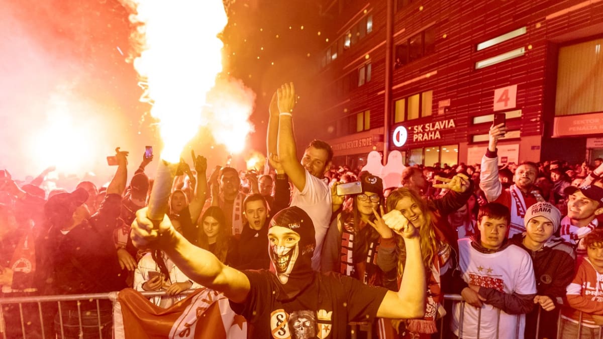 Sportovní fanoušci hodlají v neděli pokojně protestovat na pražském Staroměstském náměstí.