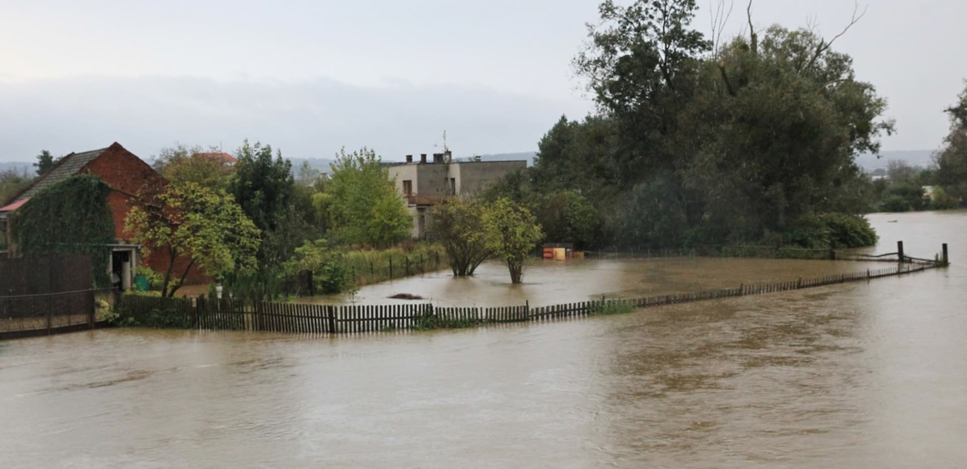 Kvůli úterním a středečním vytrvalým dešťům platil i v sobotu ráno na řece Moravě druhý povodňový stupeň.