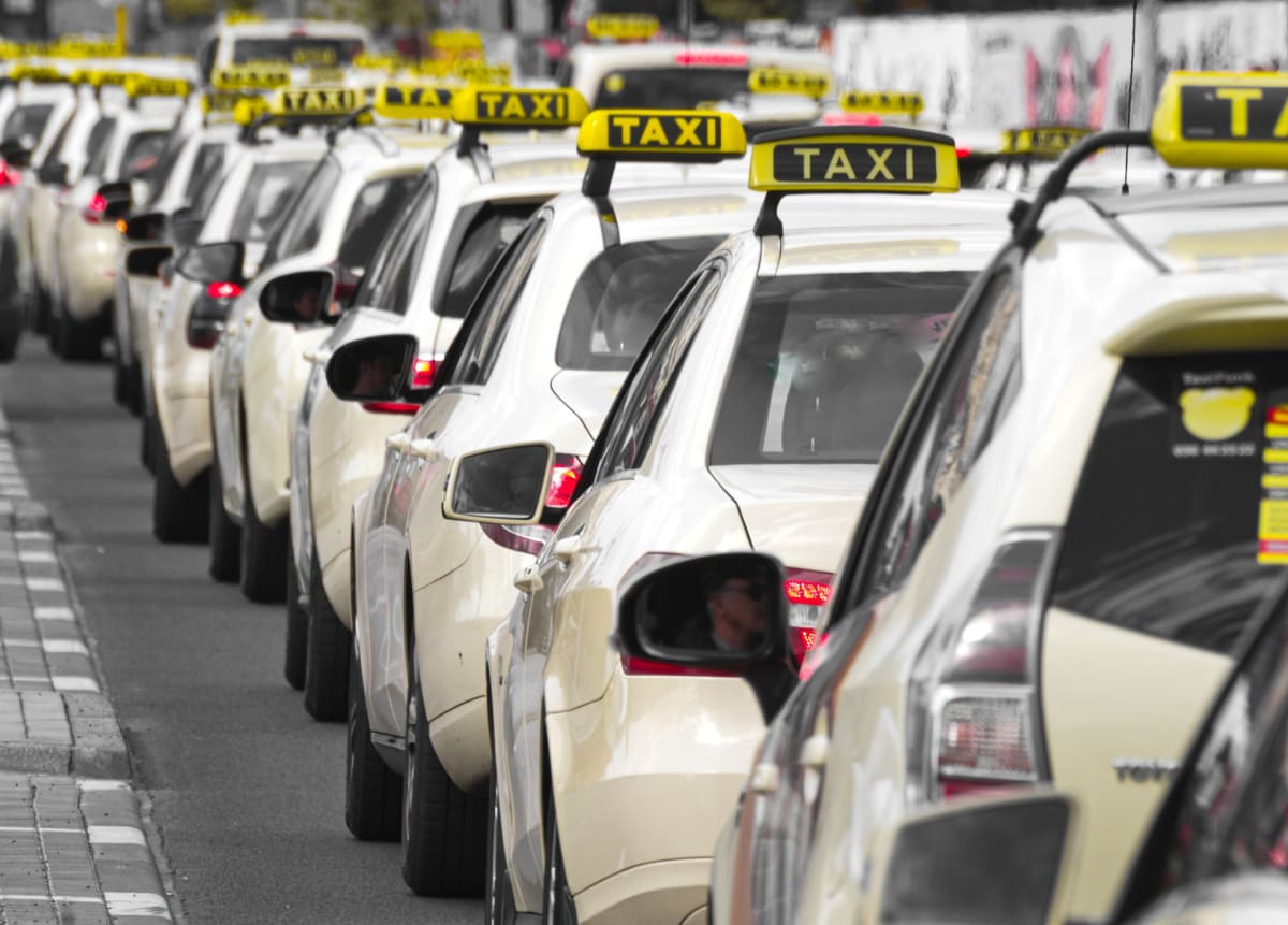 Taxikáři musí kolikrát hledat novou práci, nemají koho vozit.
