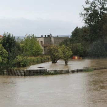 Kvůli úterním a středečním vytrvalým dešťům platil i v sobotu ráno na řece Moravě druhý povodňový stupeň.