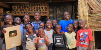 Tanec a hudba jako terapie. Africký dětský domov vrací sirotkům úsměvy a baví publikum