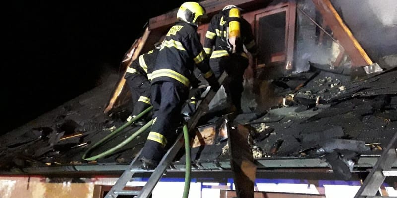 Noční požár rekreační chalupy na Havlíčkobrodsku. V plamenech zemřela žena