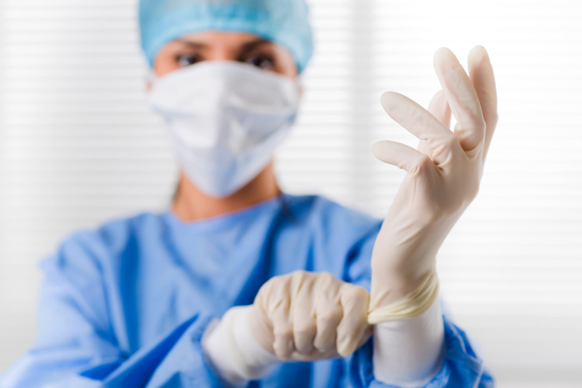 Lékařům chybí k otestování celého Česka třeba i potřebné ochranné rukavice.