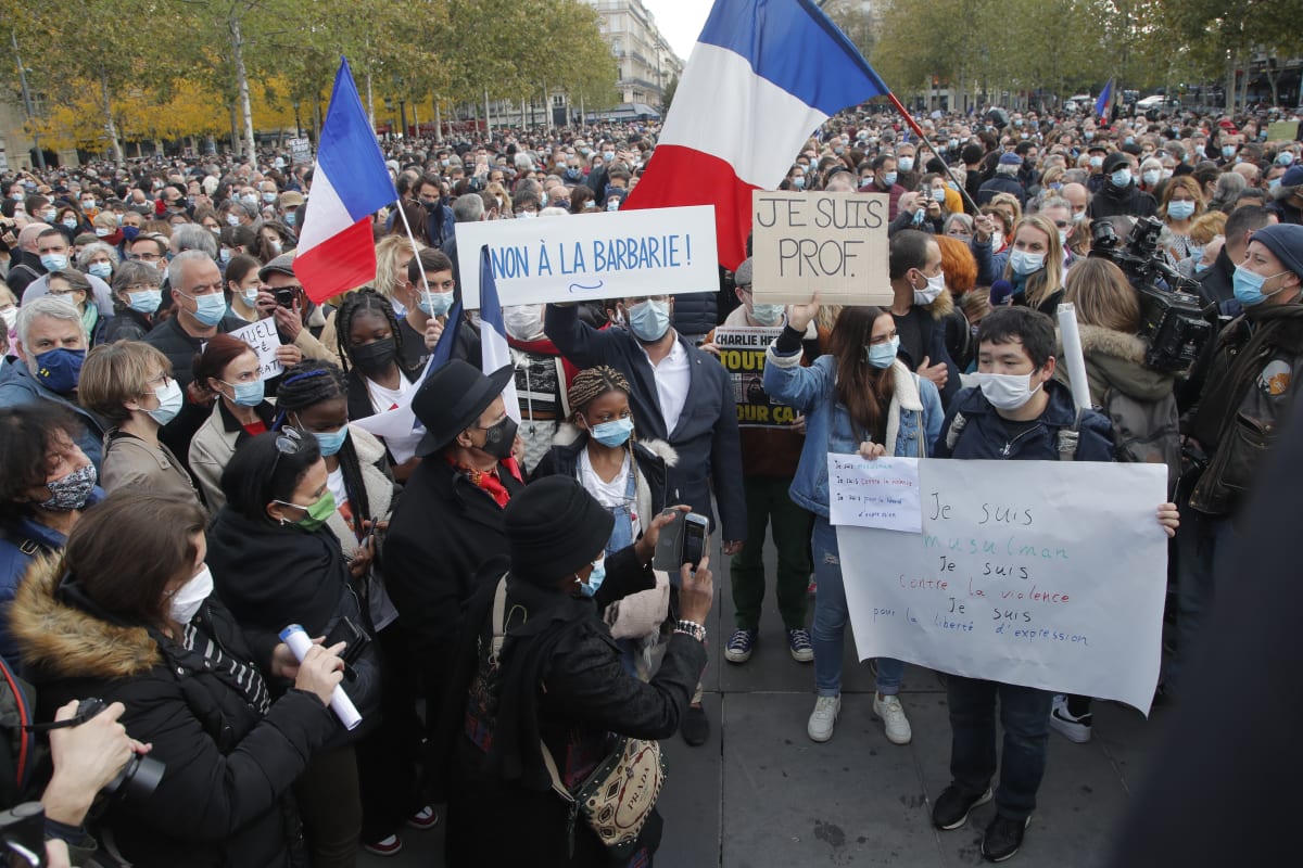 Kvůli vraždě učitele propukly ve francouzských městech demonstrace