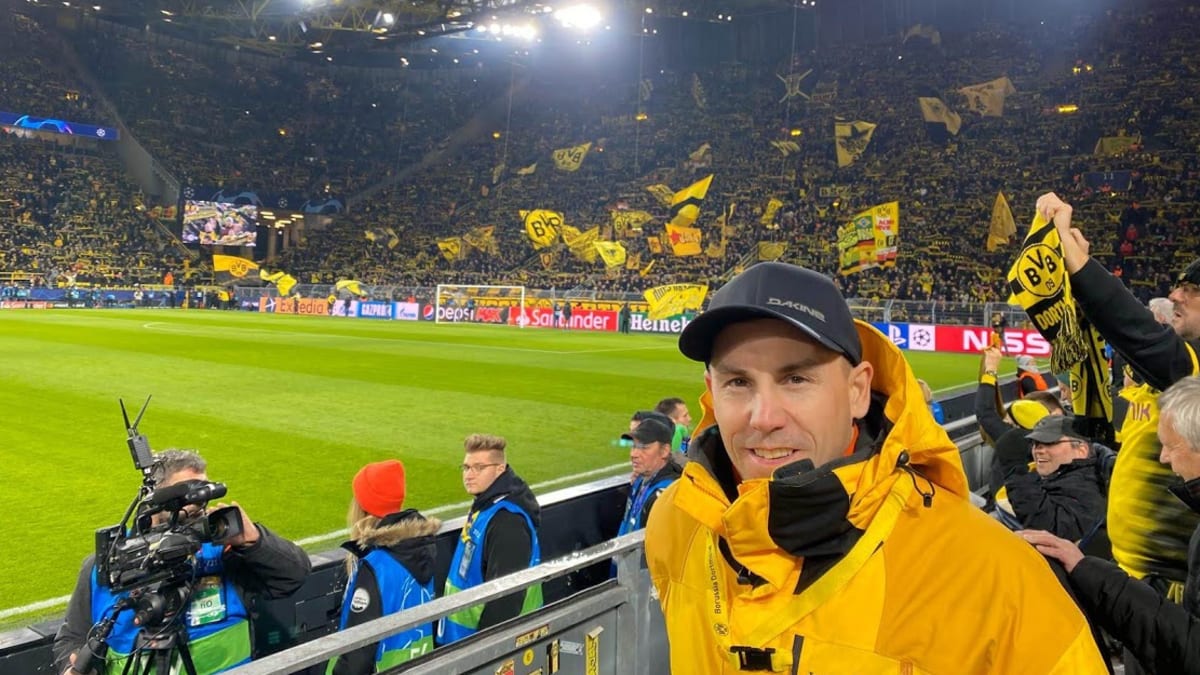 Jakub Schoř pracovně na zápase Borussie Dortmund
