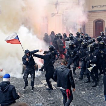 Demonstrace proti vládním opatřením se zvrhla ve střety s policisty (Tomáš Krist/MAFRA)