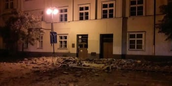 V Plzni se zřítila patnáctimetrová římsa domu. Cihly zasypaly celý chodník