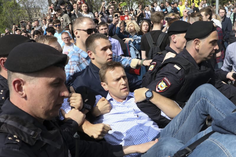 Ruští policisté odnášejí Alexeje Navalného z demonstrace proti prezidentu Vladimiru Putinovi, která se konala v květnu 2018.