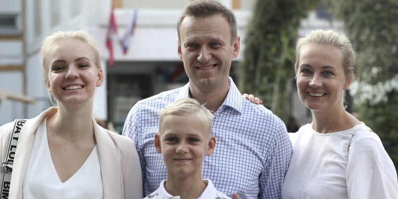 Zleva dcera Darja, Alexej se synem Zacharem a manželkou Julií pózují při volbách v Moskvě v září 2019. 