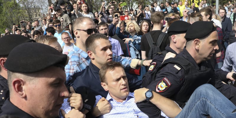 Ruští policisté odnášejí Alexeje Navalného z demonstrace proti prezidentu Vladimiru Putinovi, která se konala v květnu 2018.