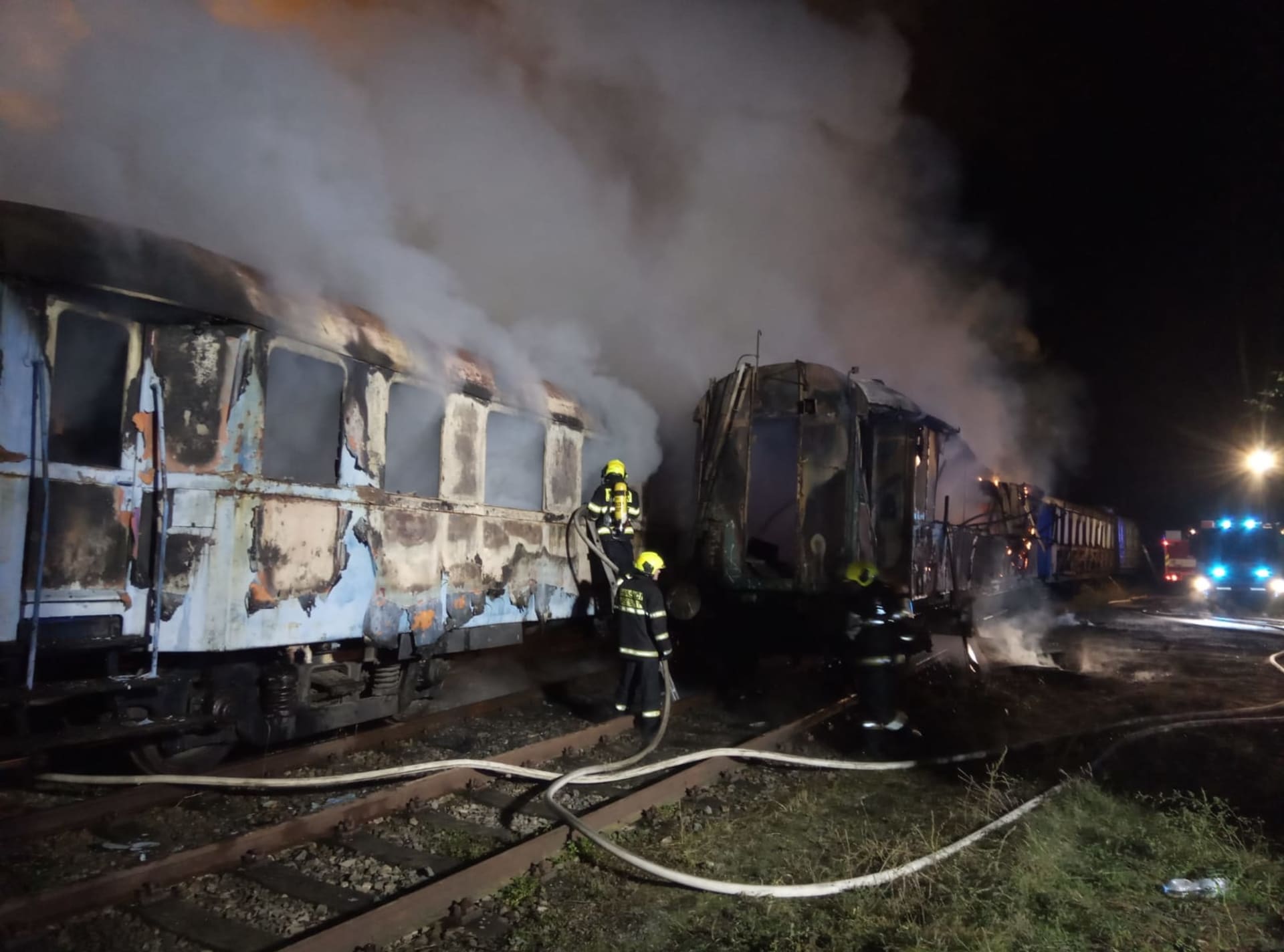Požár v Železničním muzeu Výtopna v Jaroměři v noci na dnešek poškodil pět historických vagonů.(foto: HZS Královehradeckého kraje)