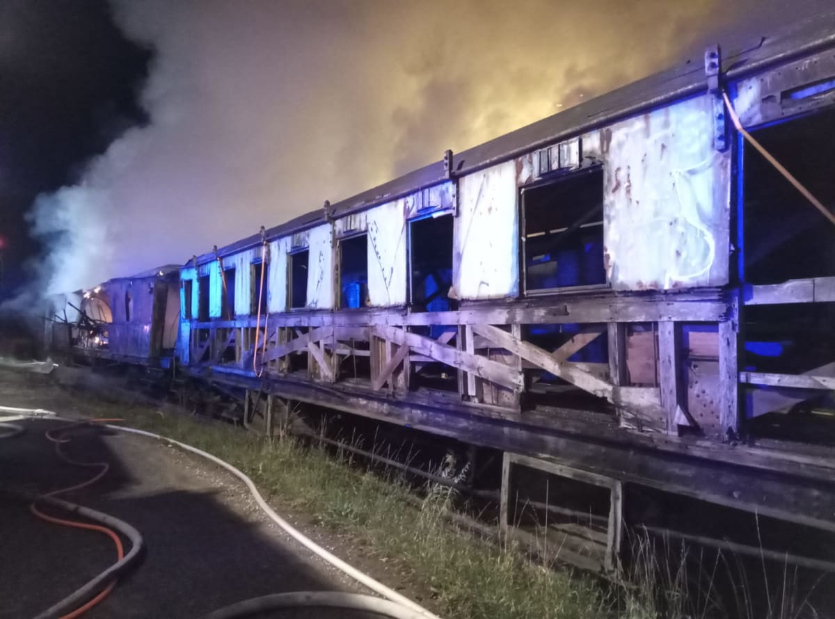 Požár v Železničním muzeu Výtopna v Jaroměři v noci na dnešek poškodil pět historických vagonů. (foto: HZS Královehradeckého kraje)