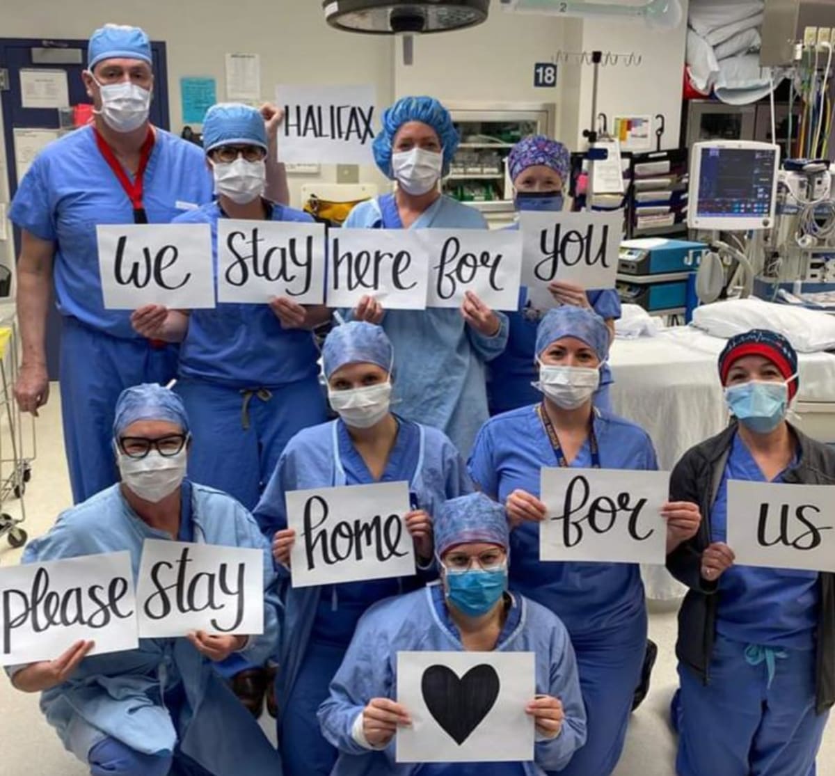 Vzkazy zdravotníků z celého světa: Zůstaňte doma pro nás, my zůstaneme tady pro vás. 