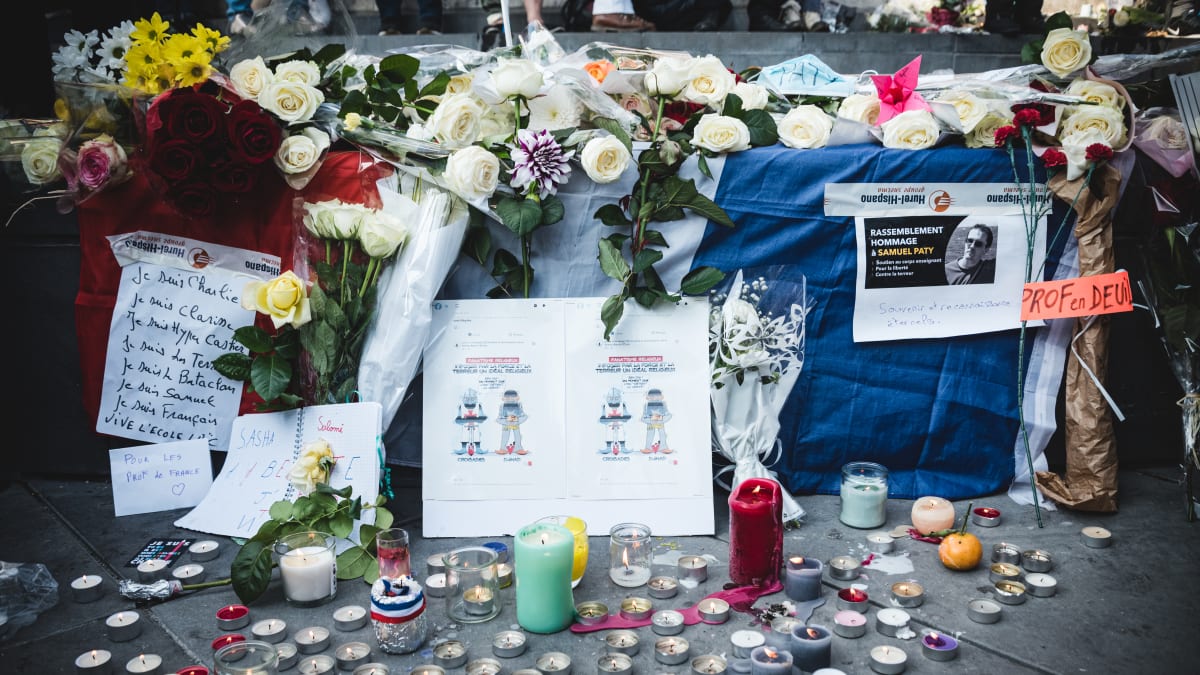 Lidé po celé Francii uctívají památku učitele Samuela Patyho, kterého zavraždil radikální islamista (zdroj: NurPhoto)