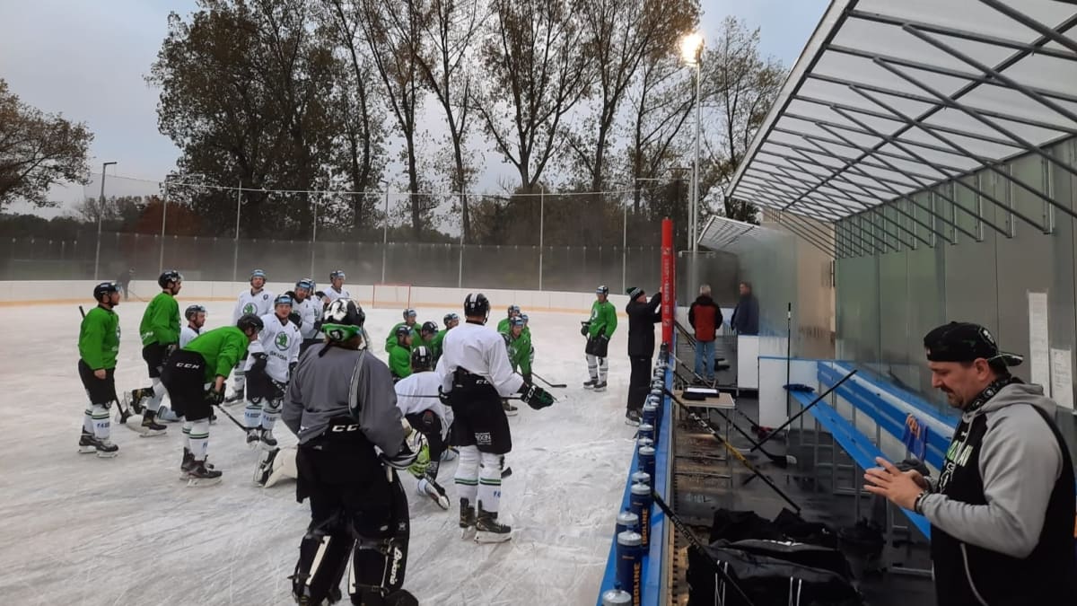Dočasným útočištěm nejen hokejistů Mladé Boleslavi je ledová plocha v Dobříši.