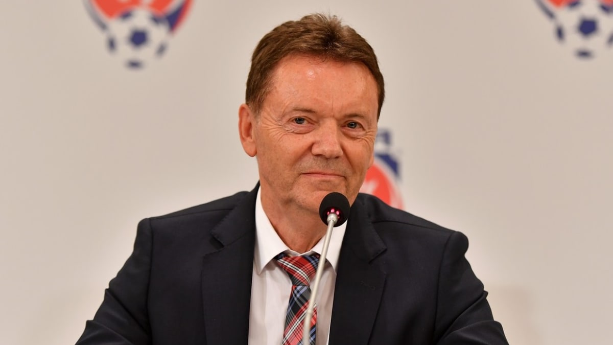 Roman Berbr dirigoval český fotbal a během telefonátů s funkcionáři vypustil mnoho kuriózních hlášek.