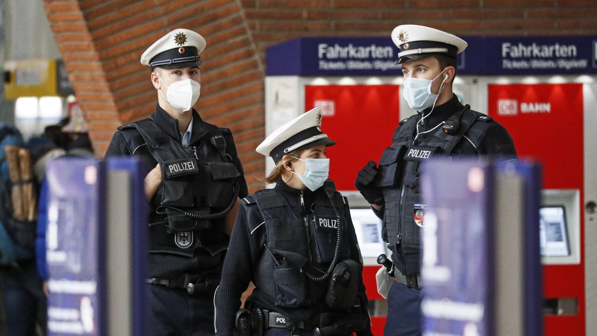 Němečtí policisté dohlížejí na dodržování vládních nařízení. (Ilustrační snímek)