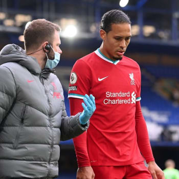 Hvězdný stoper Liverpoolu Virgil van Dijk si kvůli zranění kolene do konce sezony nezahraje.