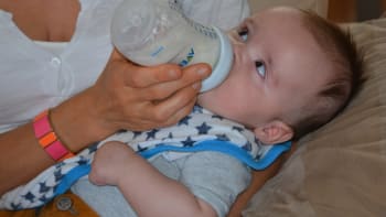Děti mohou z kojeneckých lahví polykat miliony mikroplastů denně, upozorňují vědci