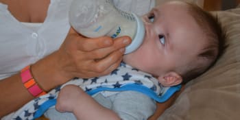 Děti mohou z kojeneckých lahví polykat miliony mikroplastů denně, upozorňují vědci