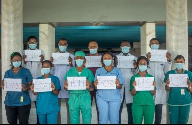 Vzkazy zdravotníků z celého světa: Zůstaňte doma pro nás, my zůstaneme tady pro vás. 