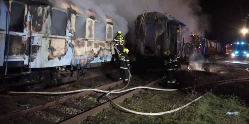 Požár v Železničním muzeu Výtopna v Jaroměři v noci na dnešek poškodil pět historických vagonů.(foto: HZS Královehradeckého kraje)