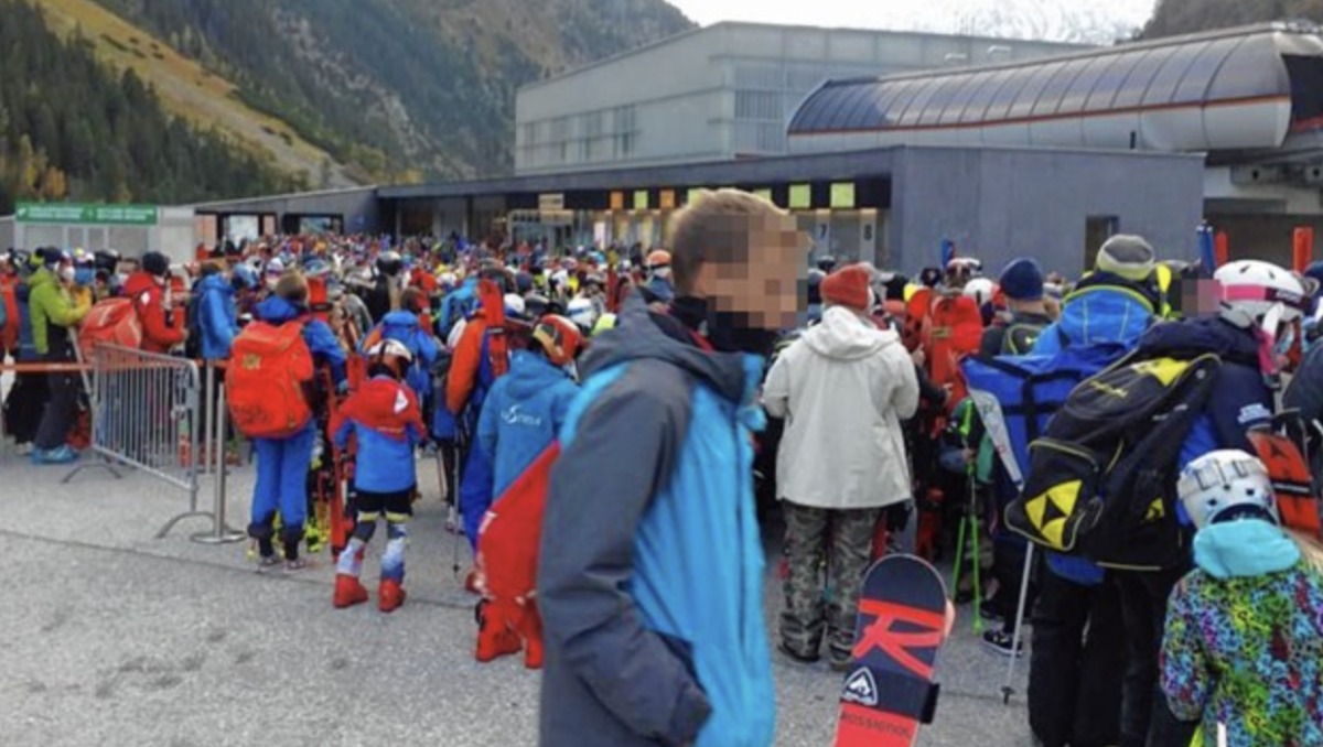 Lidé čekají u pokladen a lanovky na rakouském ledovci Stubai. (Zdroj: zVg)