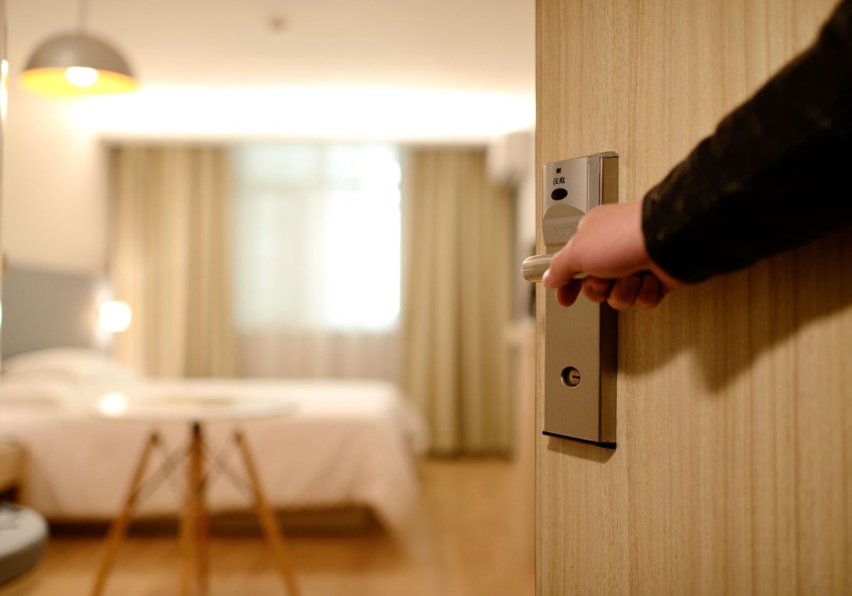 Loni počet hostů hromadných ubytovacích zařízení v České republice klesl na úroveň 10,778 milionu, což bylo o 51 procent méně než v předešlém roce.