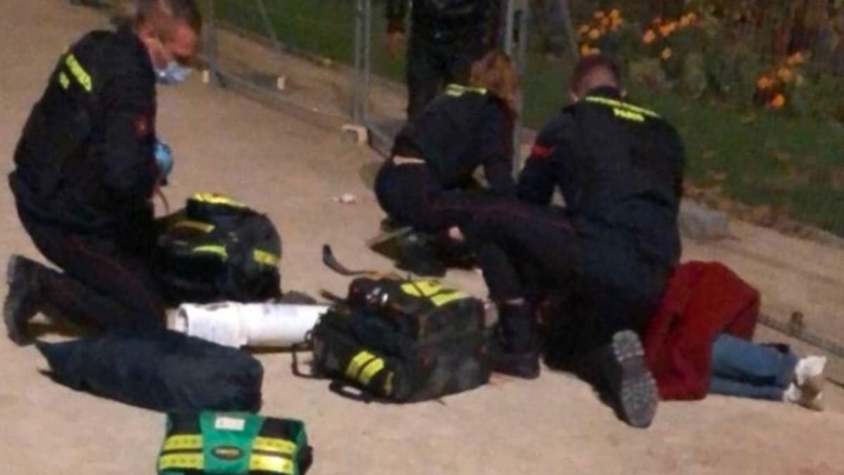 Policisté zajišťují místo činu po napadení dvou muslimských žen v Paříži.