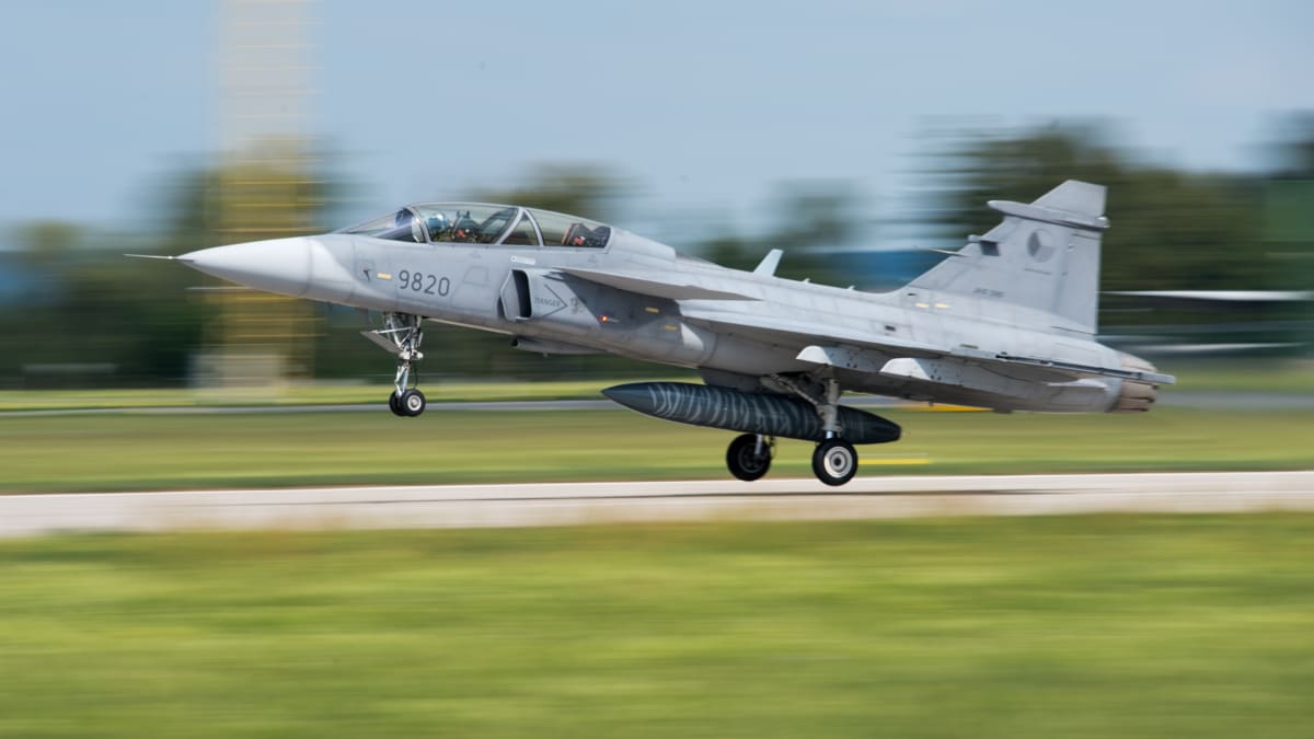 Podle odborníků by česká armáda měla při nákupu vojenské techniky brát kvůli logistice v úvahu také to, zda dodavatel pochází z Evropy. Stíhací letoun JAS-39 Gripen toto kritérium splňuje.