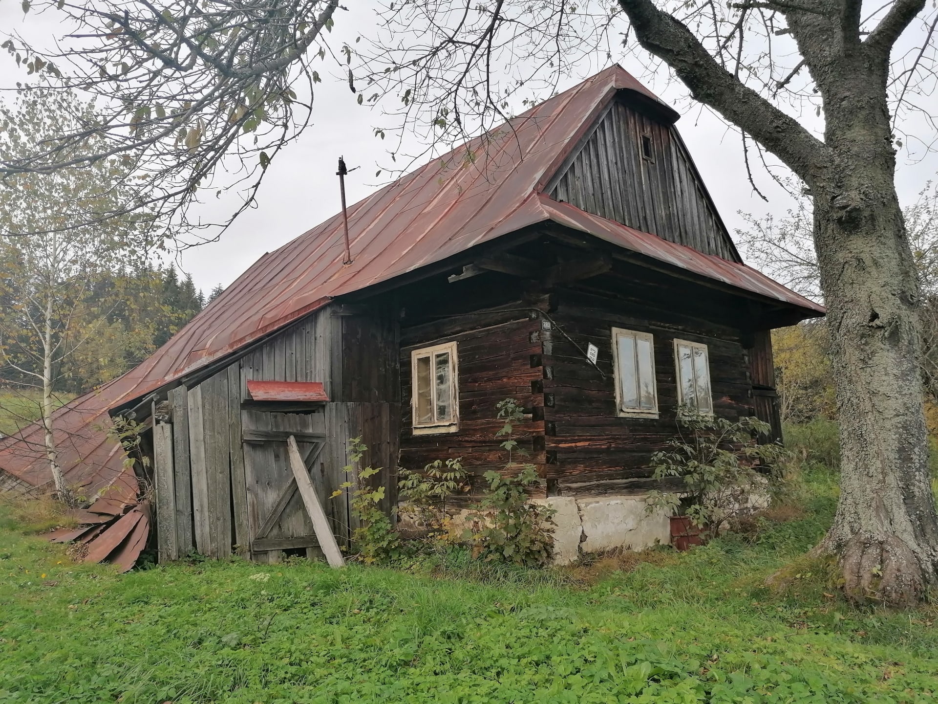Hraniční osada Vjadačka, opuštěné dony v obci, ve které už mladí Slováci ani Češi nechtějí žít