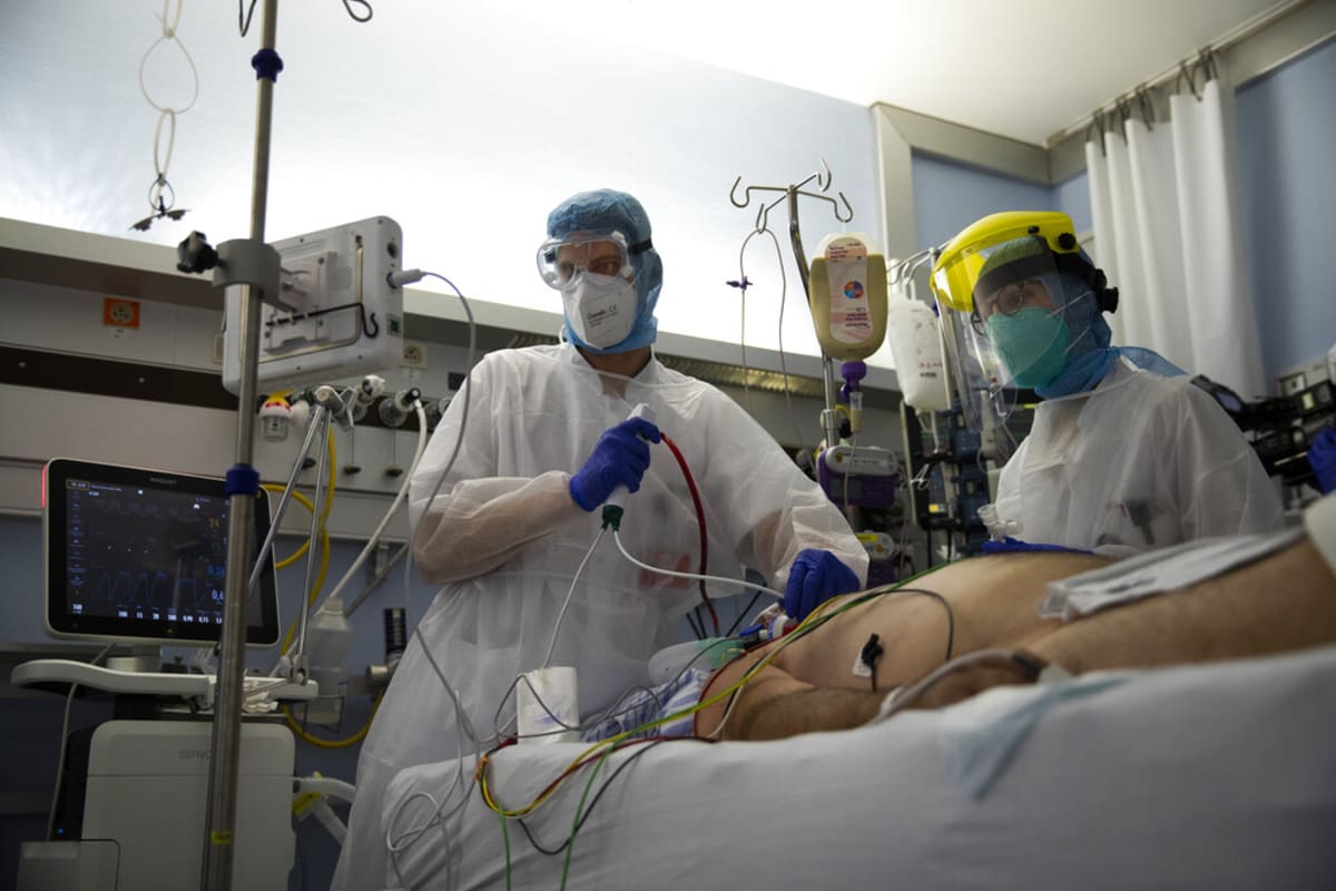 Belgičtí lékaři bojují o život pacienta. 