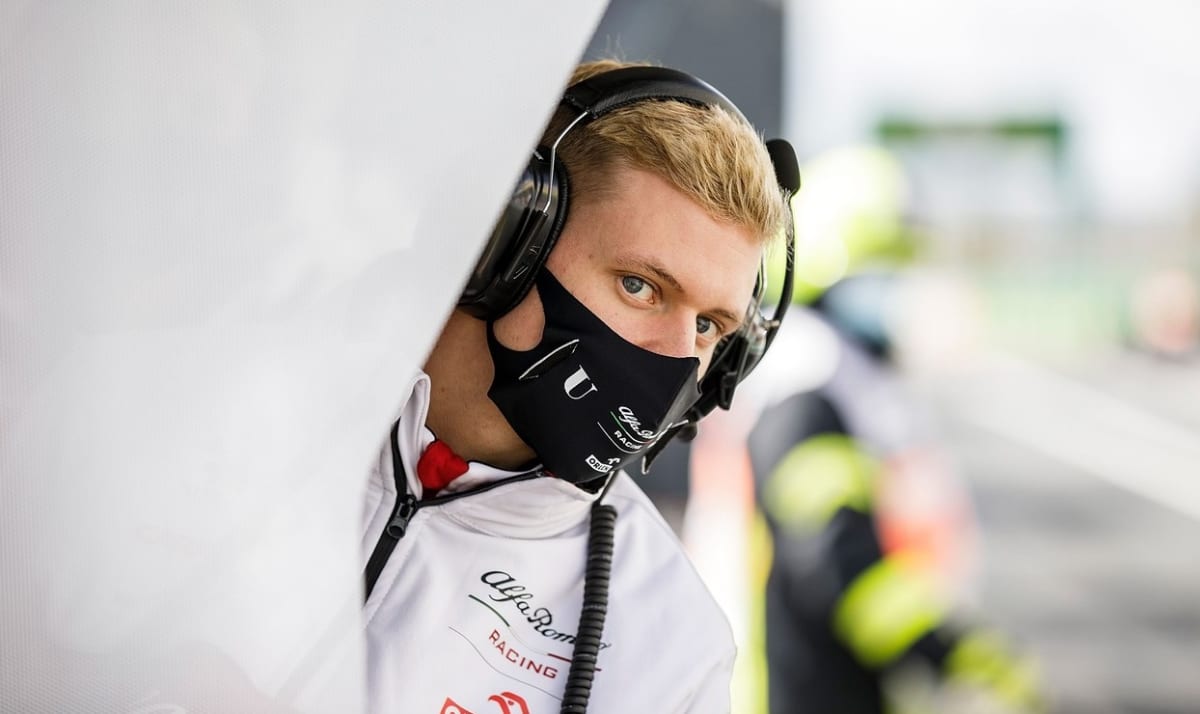 Pilot Mick Schumacher je jeden z adeptů na uvolněná místa v týmu Haas. 
