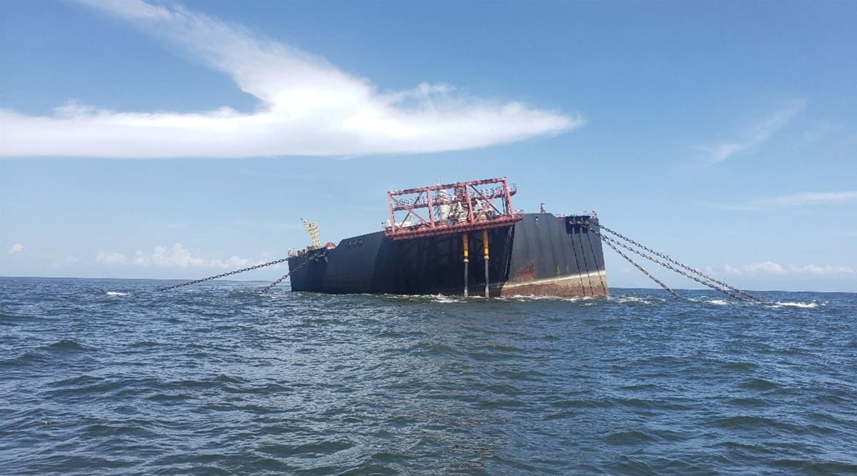 Ukotvený ropný tanker se začíná naklánět na stranu. Zdroj: Fishermen and Friends of the Sea