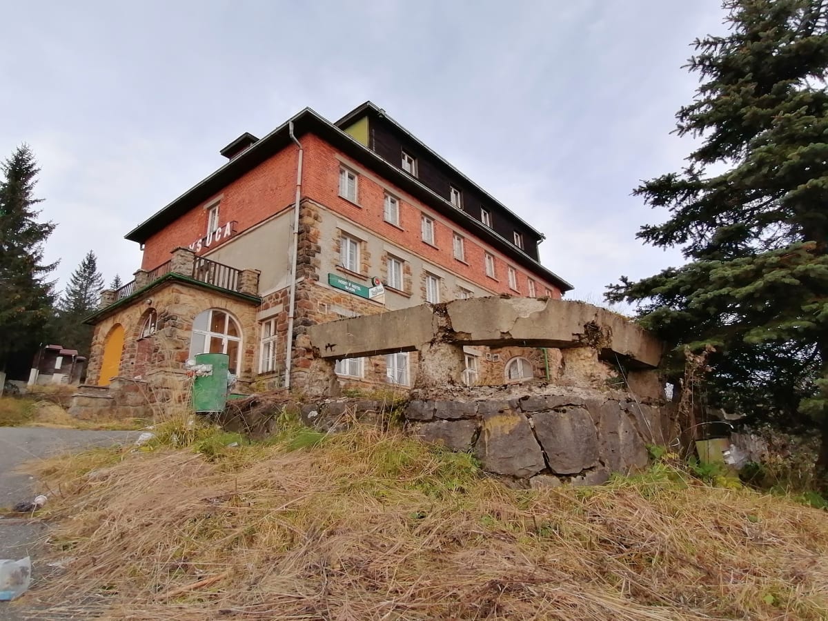 Česko-slovenská osada Bílý Kříž, opuštěný hotel Baron ve slovenské části obce